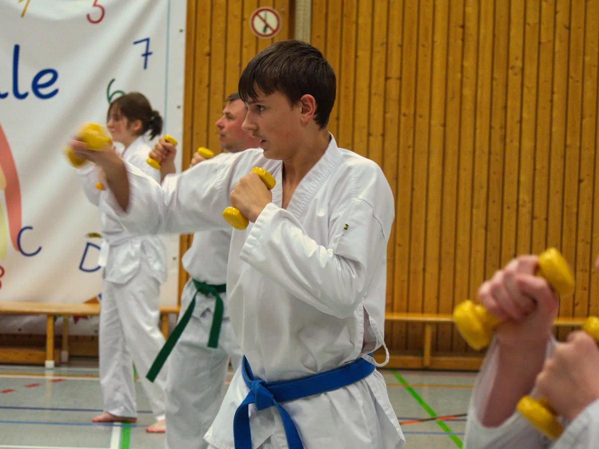             Fitness-Übungen ergänzen das Kampfsportprogramm