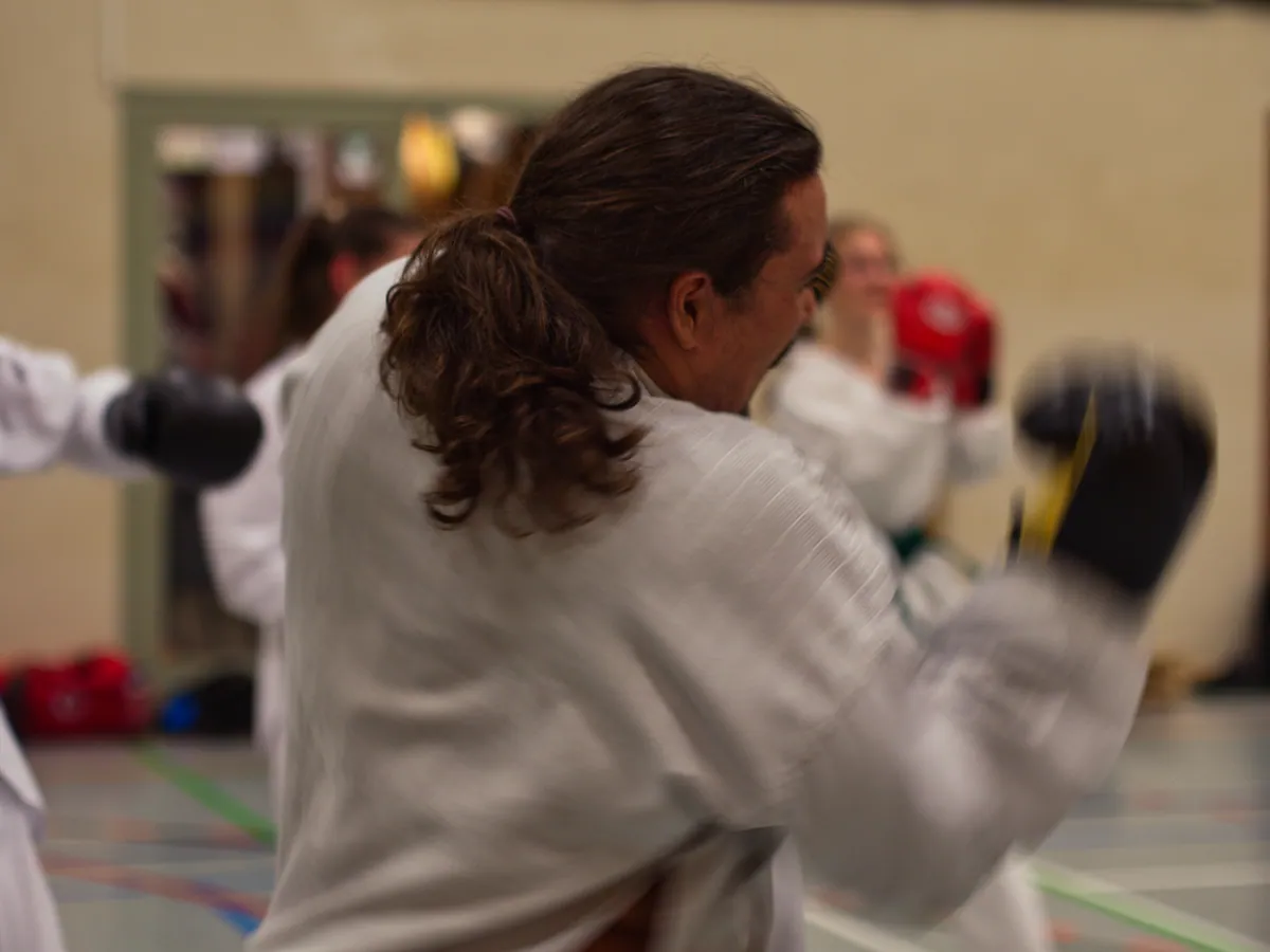             Kickboxer trainieren mit Handschuhen und Fokus